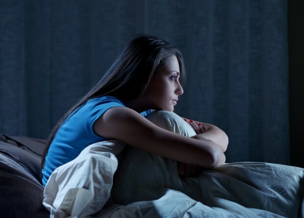 Oboseala excesivă și stresul din timpul zilei determină trezirea noaptea și insomnii a doua zi