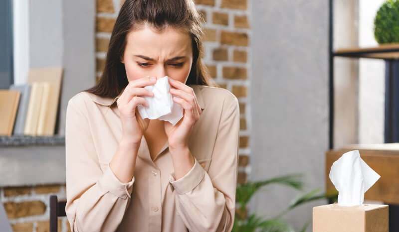 Curgerea nasului apare și în febra alergică oculară. 