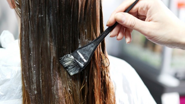 Cum de vopsit vopseaua de păr? Sugestii de soluții din plante pentru drenarea vopselei de păr