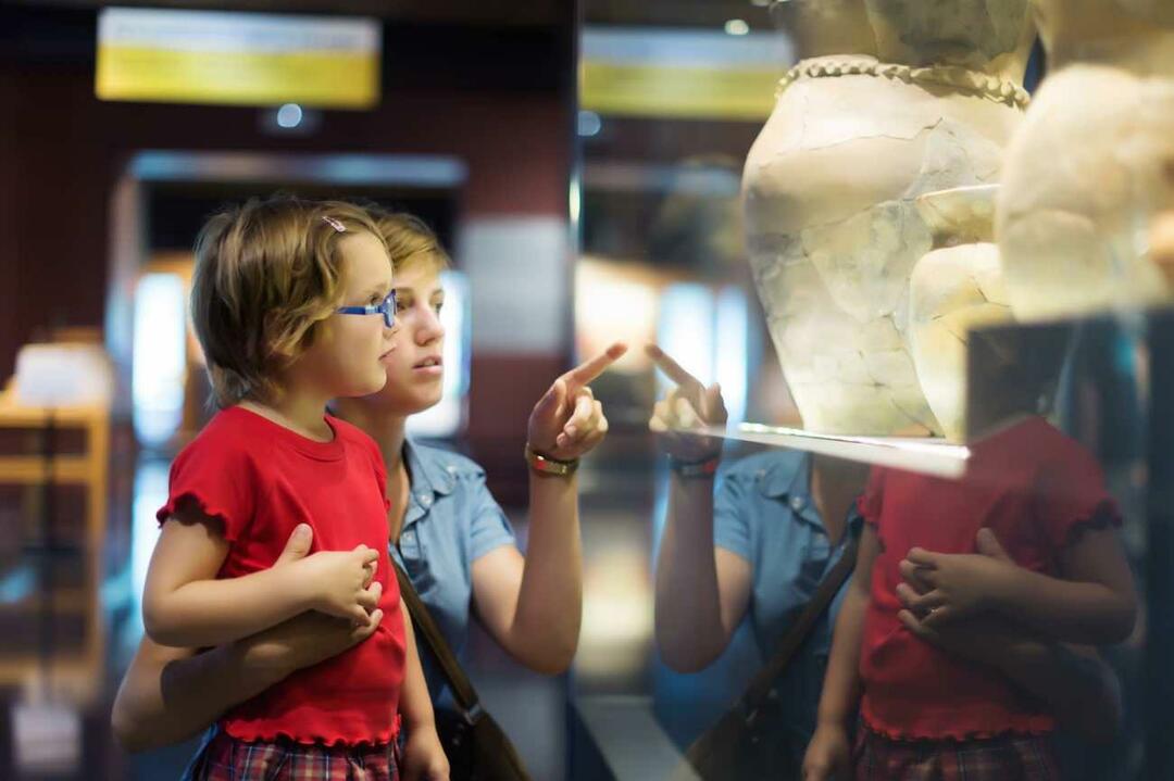 Copii și excursie la muzeu