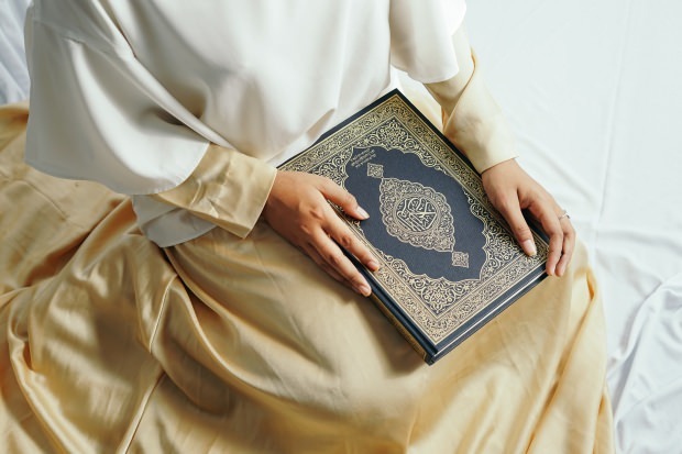 Care este recompensa pentru citirea lui Surah Kehf vineri? Pronunția și virtuțile lui Surat al-Kahf în arabă!
