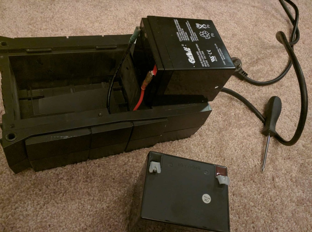 Reparație de protecție la supratensiune DIY: înlocuiți-vă propria baterie UPS și economisiți între 30 și 150 USD