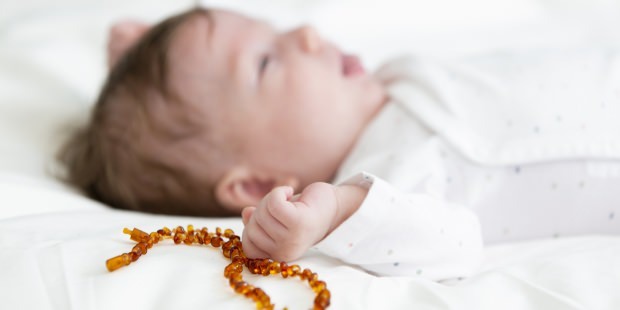 Ce face colierul de chihlimbar pentru bebeluși? Beneficiile colierului chihlimbar pentru bebeluși