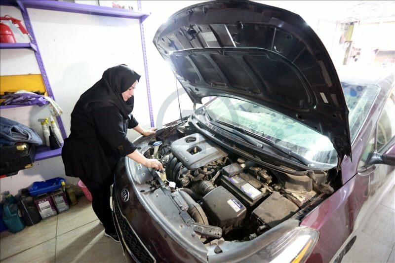 Două absolvenți de universitate Um Rıza devine prima femeie mecanic auto din Bagdad