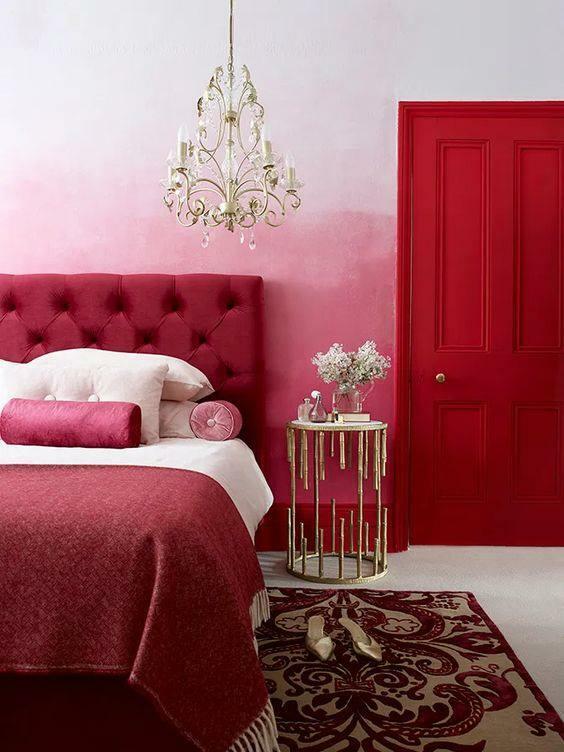 Decorare dormitor roșu și roz