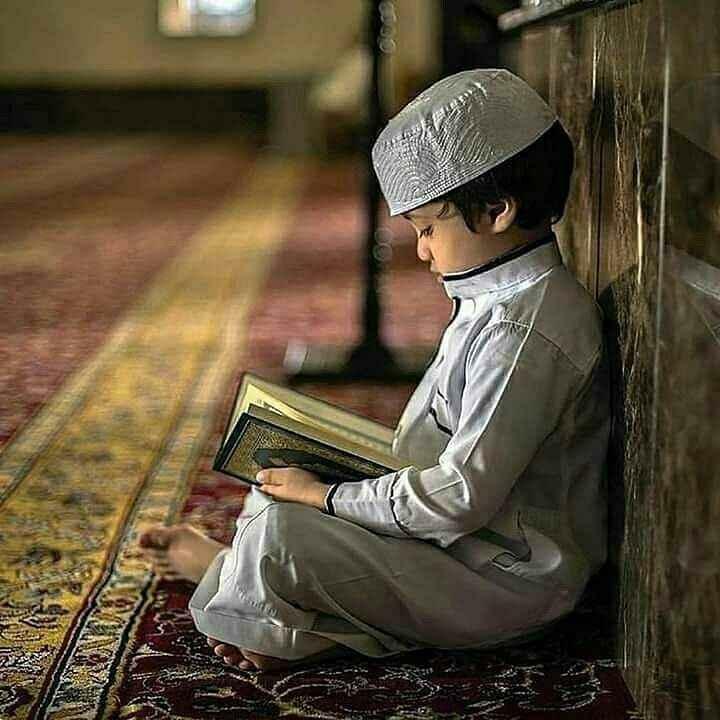 băiat citind Coran