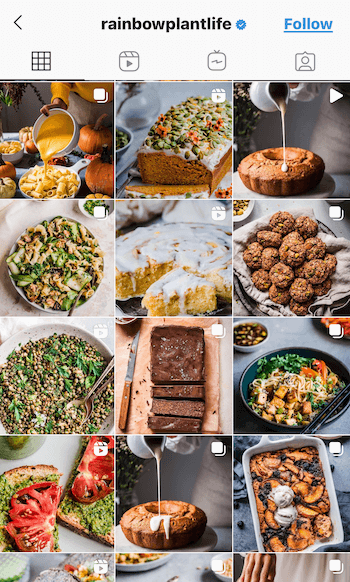 exemplu de captură de ecran a feedului instagram @rainbowplantlife, care arată alimentele lor vegane prezentate în tonuri profunde și bogate