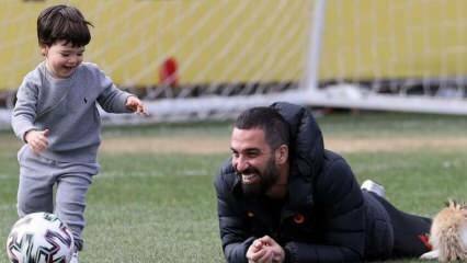 Oaspetă surpriză la antrenamentul Galatasaray! Arda Turan cu fiul său Hamza Arda Turan ...