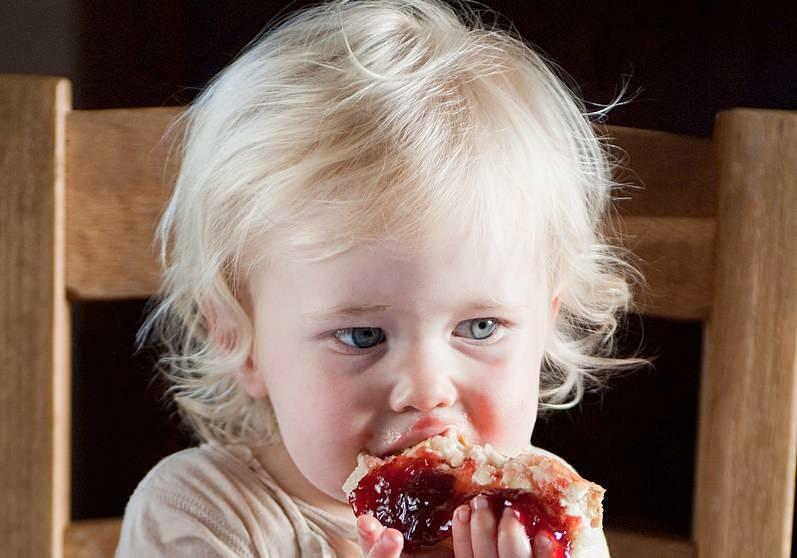copilul mănâncă dulceață