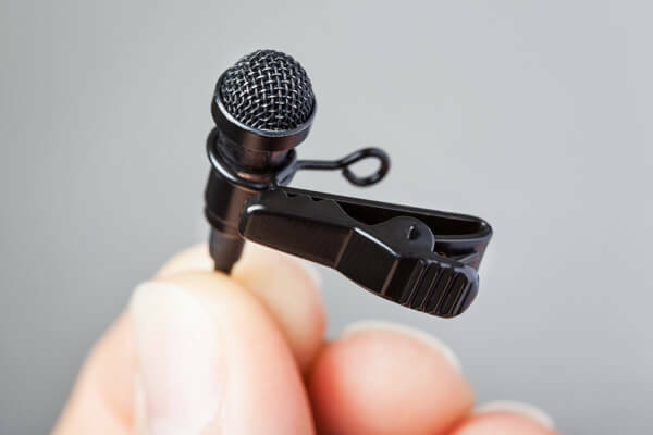 Așezați un microfon lavalier la îmbrăcăminte pentru operare fără mâini.