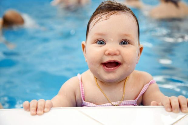 Când pot înota bebelușii?