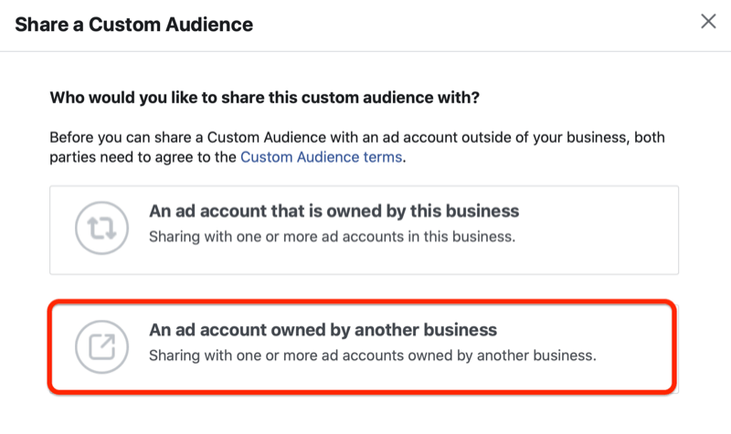 Managerul de anunțuri Facebook partajează un meniu de audiență personalizat cu opțiunea „un cont publicitar deținut de o altă companie” evidențiată
